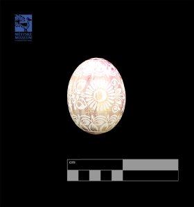 Vyškrabávaná světle fialová kraslice